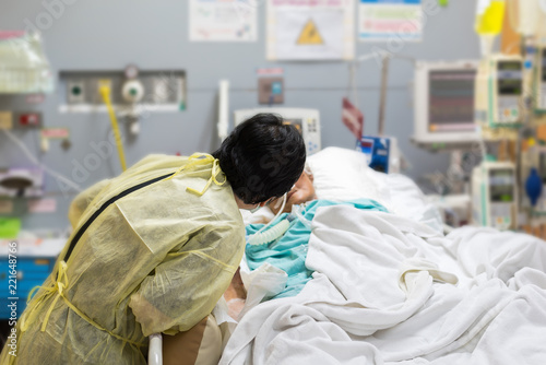 Photographie Patient relative taking care of the elder patient