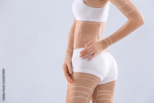 Cuadros en Lienzo Young woman with beautiful slim body on light background