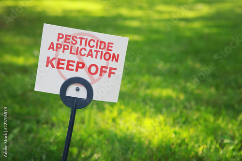 Cuadros en Lienzo Pesticide applicaton sign with treated grass