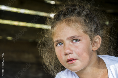 Fotografía A little girl is crying, a tear rolls down her cheek.