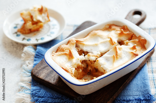 Fotomural Homemade apple meringue pie in baking dish copy space