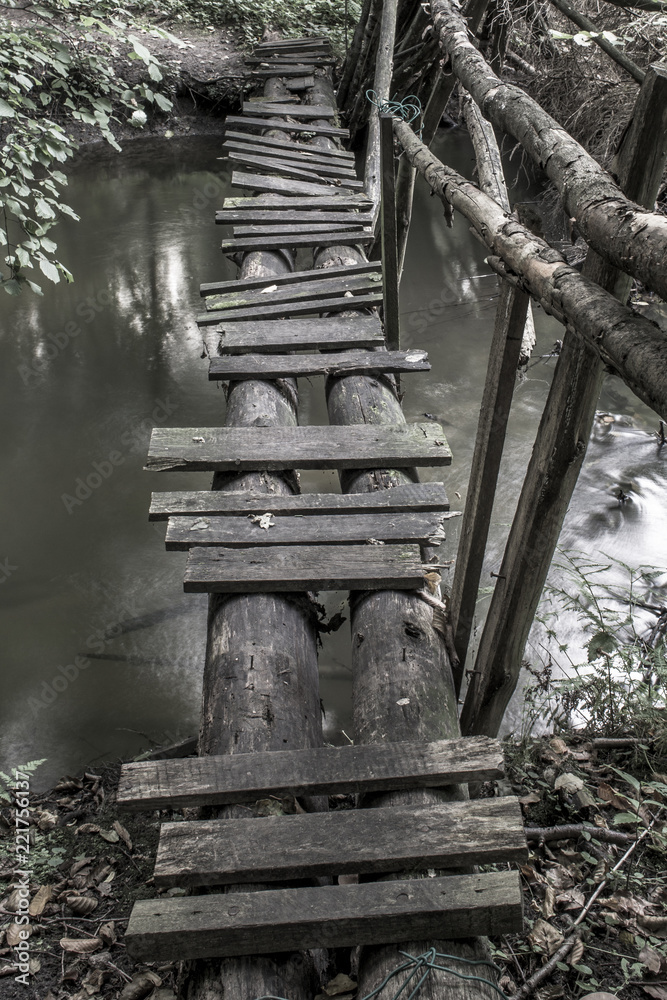 Stara drewniana kładka na leśnej rzece. rezerwat grądy nad Moszczenicą, Szczawin, Zgierz - obrazy, fototapety, plakaty 