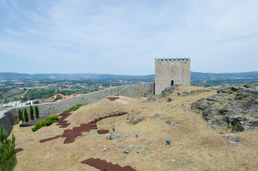 Wall Mural - En la muralla del castillo de Celorico da Beira. Portugal.