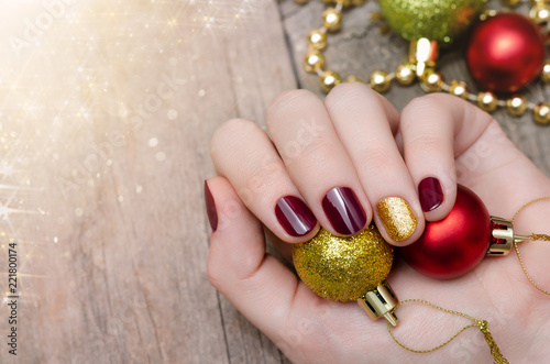 Valokuva Beautiful female hand with christmas nail design