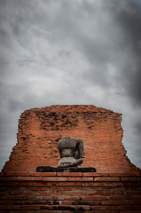 Canvas Print - The ruins of the temple and the statue of the ancient Buddha in Ayutthaya Historical Park.