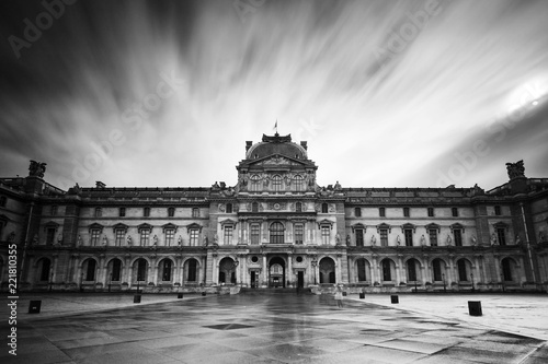 Fotografía Beautiful black and white view of the Louvre museum in Paris, France, on Februar