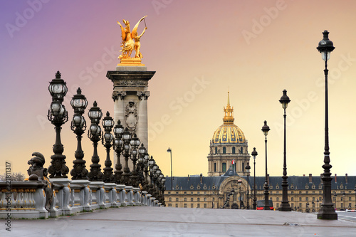 Fototapeta na drzwi i meble Piękny wschód słońca w Pont Alexandre III i Les Invalides w Paryżu