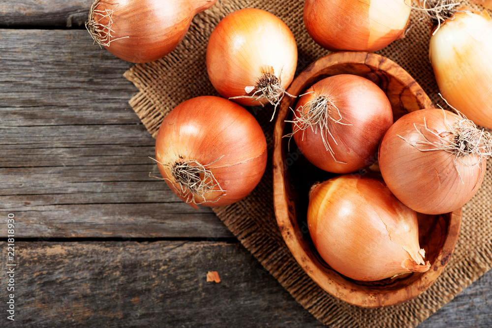 Fresh raw onions on wooden background. Top view. - obrazy, fototapety, plakaty 