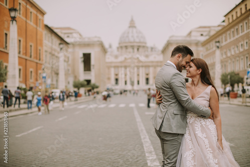 Foto Young wedding couple by Saint Peter cathedral in Vatican