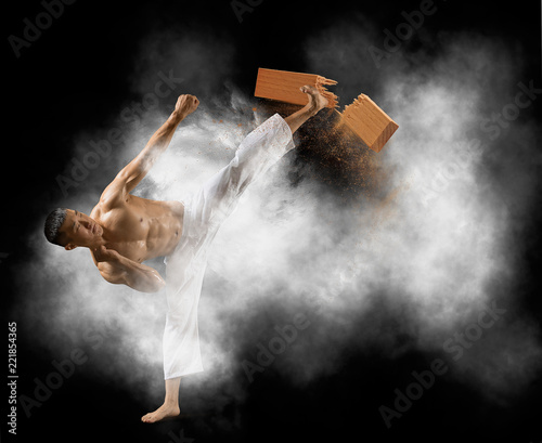 Fototapeta Karate  karate-czlowiek-lamiacy-sie-drewniana-deska-na-nogi
