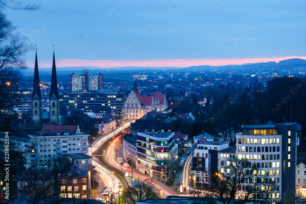 Bielefeld in der blauen Stunde, Aussicht vom Johannisberg - obrazy, fototapety, plakaty 