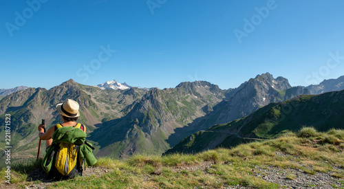 Fotografía hiker woman resting a moment and looking a mountains