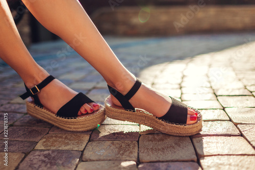 Fotografía Stylish woman wearing black summer shoes with straw sole outdoors