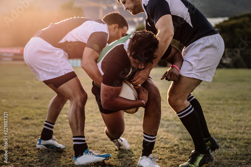 Photographie Rugby players striving to get to the ball