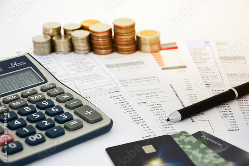 Fotografía close up of a credit cards with credit card statements, pen, stack of coins and