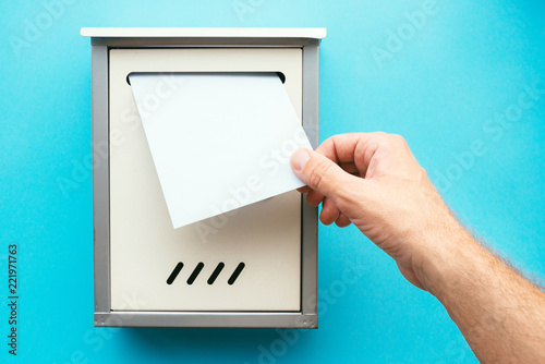 Fotomural Hand inserting letter envelope into mailbox
