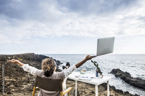 Cuadros en Lienzo Middle age woman working in aleternative office in freedom in front of the ocean with no walls and buildings around