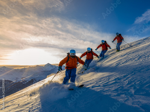 Obrazy Narciarstwo  jazda-na-nartach-z-niesamowitym-widokiem-na-slynne-szwajcarskie-gory-w-pieknym-zimowym-sniegu-mt-fort-plik