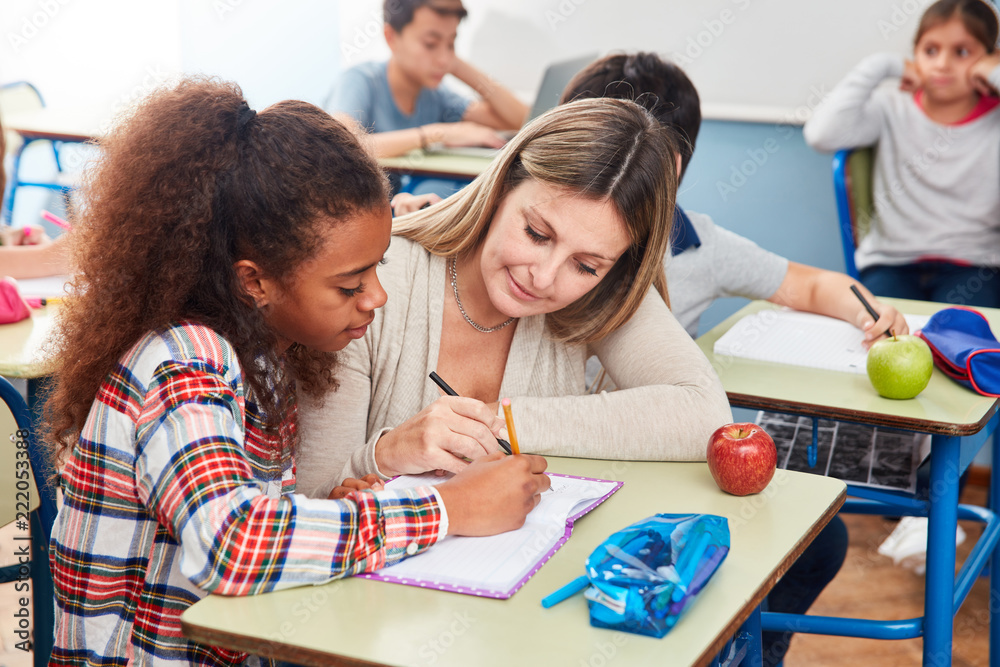 Mädchen bekommt Nachhilfe von Lehrerin