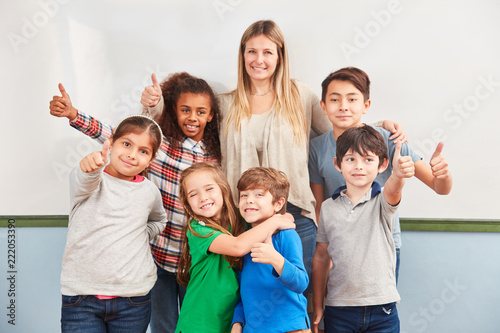 Fotografie, Obraz Glückliche Schüler halten die Daumen hoch