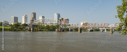 Fotomural The Arkansas River flows by the Little Rock Waterfront under Bridges and Tresles