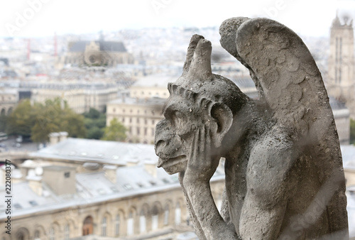 Fotografía thinking figure called Chimera or grotesque in Paris from Bell t