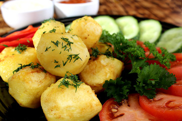 potatoes baked with fresh vegetables