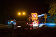 Ein Schwertransport mit Rotorblättern fährt in der Nacht auf die Autobahn