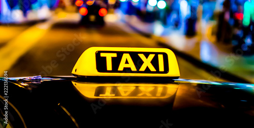 Fotografía Night picture of a taxi car