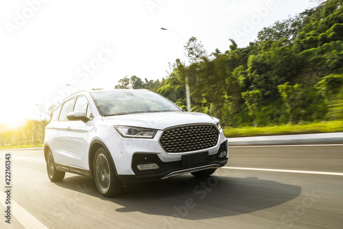 Fotografía White suv sedan flying fast on the highway