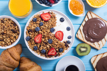 Granola yogurt and berries