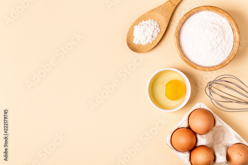 Fotografía Ingredients and utensils for baking on a pastel background.