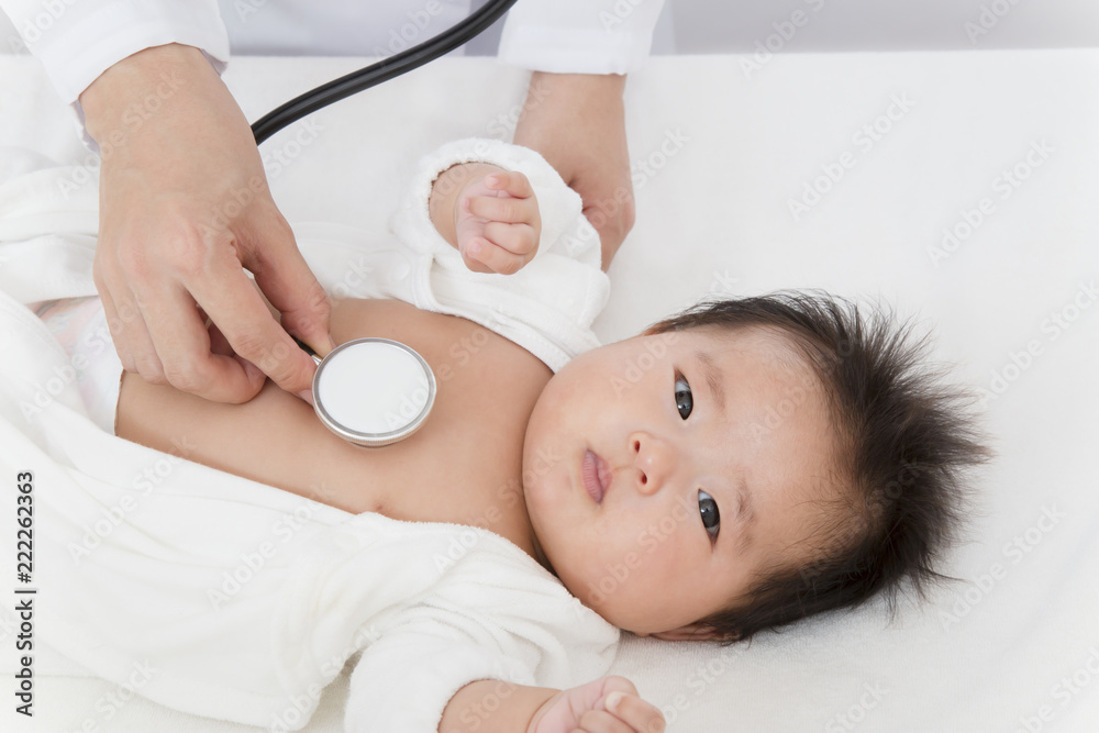 病院で胸に聴診器を当て診察を受ける新生児の赤ちゃん 子供の健康診断 健診 定期健診 診察 病気イメージ Stock Gamesageddon