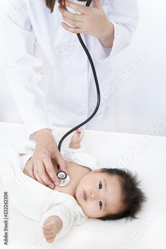 病院で胸に聴診器を当て診察を受ける新生児の赤ちゃん 子供の健康診断 健診 定期健診 診察 病気イメージ Foto De Stock Adobe Stock