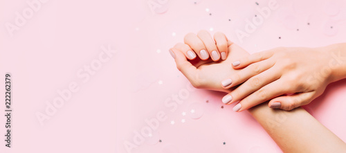 Photographie Beautiful woman manicure on creative pink background