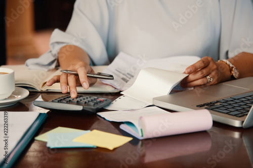 Cuadros en Lienzo Hands of female entrepreneur working with bills and documents