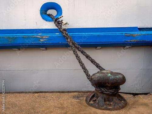 Fotografía Bollard on a pier or quay, with mooring line from boat laid on it