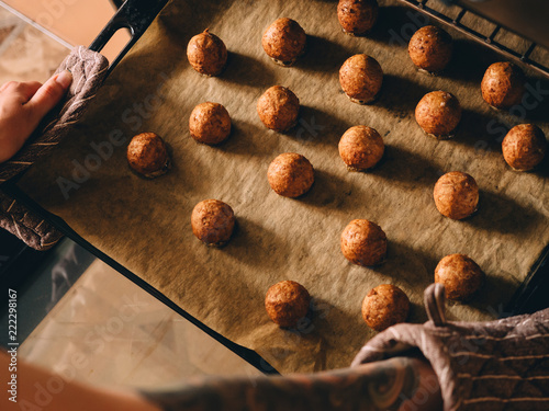 Valokuva Hot prepared meat balls on baking sheet with paper