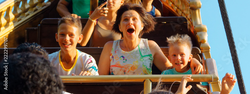 Fotomural emotional portraits of people park attractions.