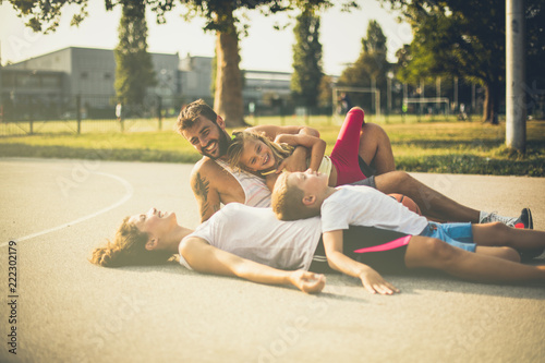 Fotografía Basketball is great recreation for all members of family.