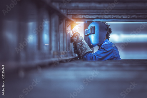 Fotografía Industrial Worker labourer at the factory welding steel structure