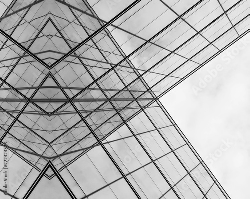 Obraz Dibond Perspektywa nowoczesnego szklanego okna w wieżowcach - monochromatyczny