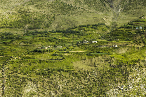 Fotografía village on the green slope of the mountain