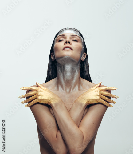 Fotomural Topless woman with avant garde look