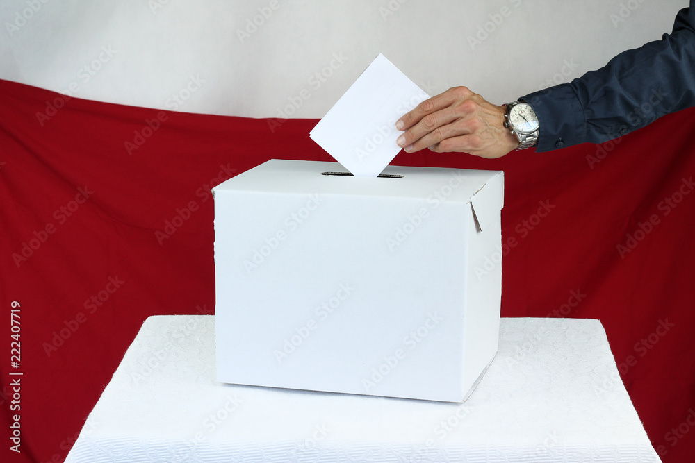Mężczyzna oddający głos do urny wyborczej - obrazy, fototapety, plakaty 
