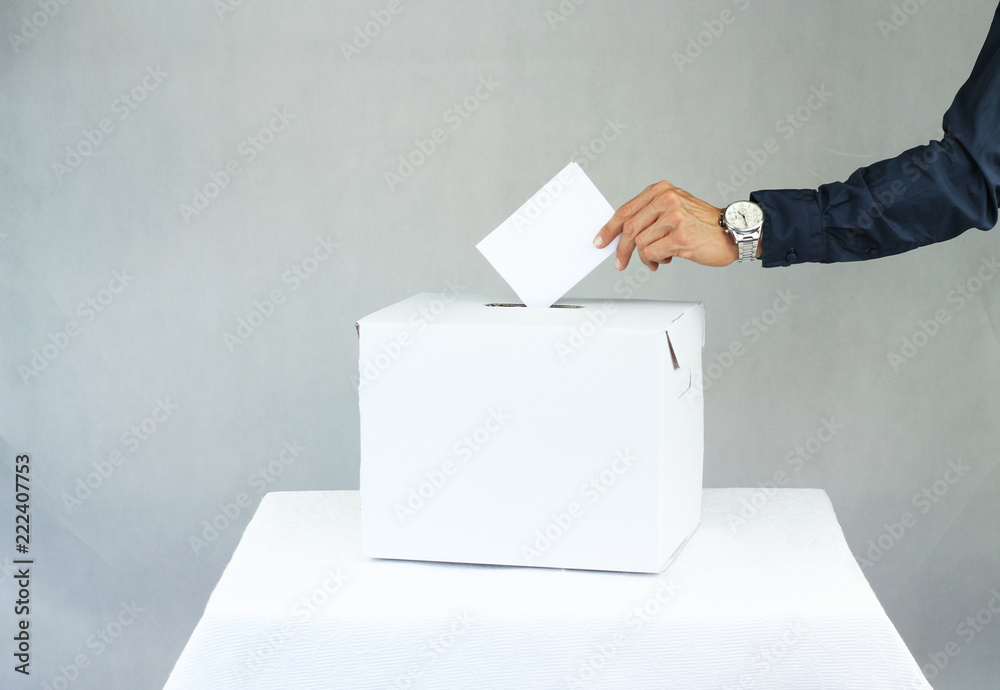 Mężczyzna oddający głos do urny wyborczej - obrazy, fototapety, plakaty 