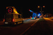 Ein Schwertransport mit Rotorblättern fährt in der Nacht zur Autobahn