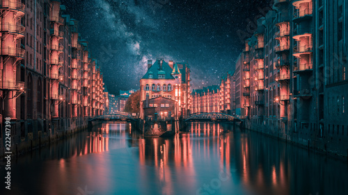 Fotomural Hamburg Wasserschloss mit Milchstraße zur Nacht