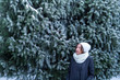 © allenkayaa - Portrait of a young woman in a winter forest near a spruce