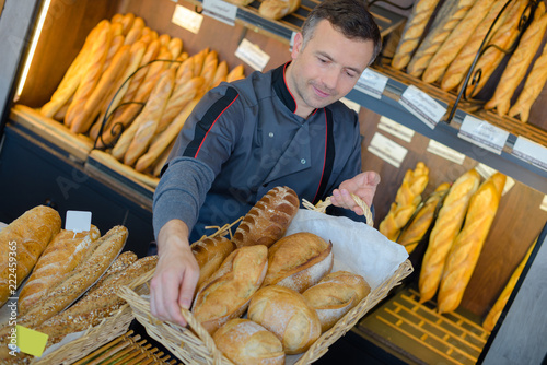 Fotografía bakery shopkeeper is proud of his bread production